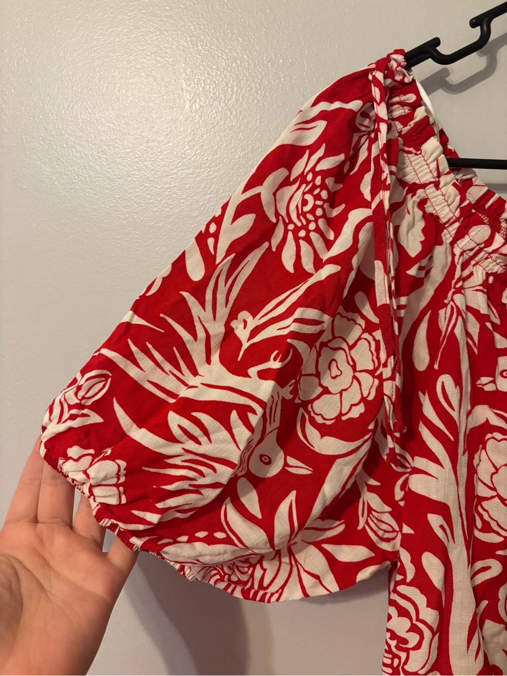 New large red and white floral off-the-shoulder blouse by Knox Rose - Picture 4 of 5